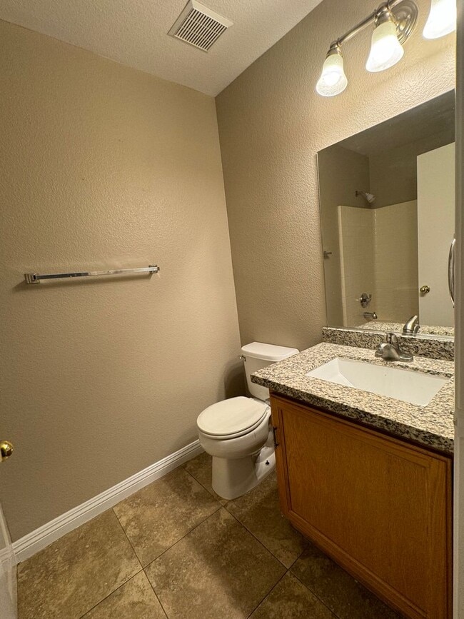 Building Photo - Single Story, 3BR, 2CRG