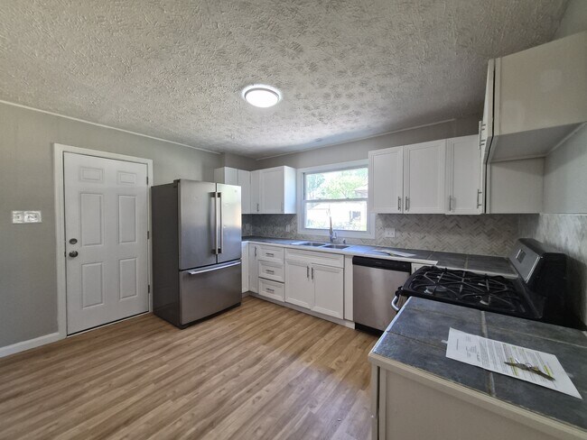 Building Photo - 464 Carol Dr