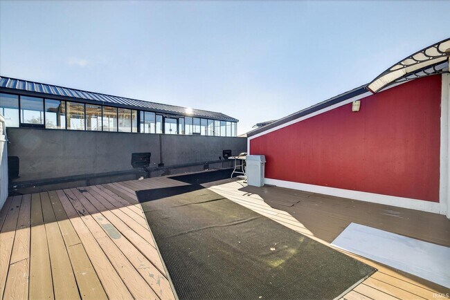 Building Photo - 110 W 6th St