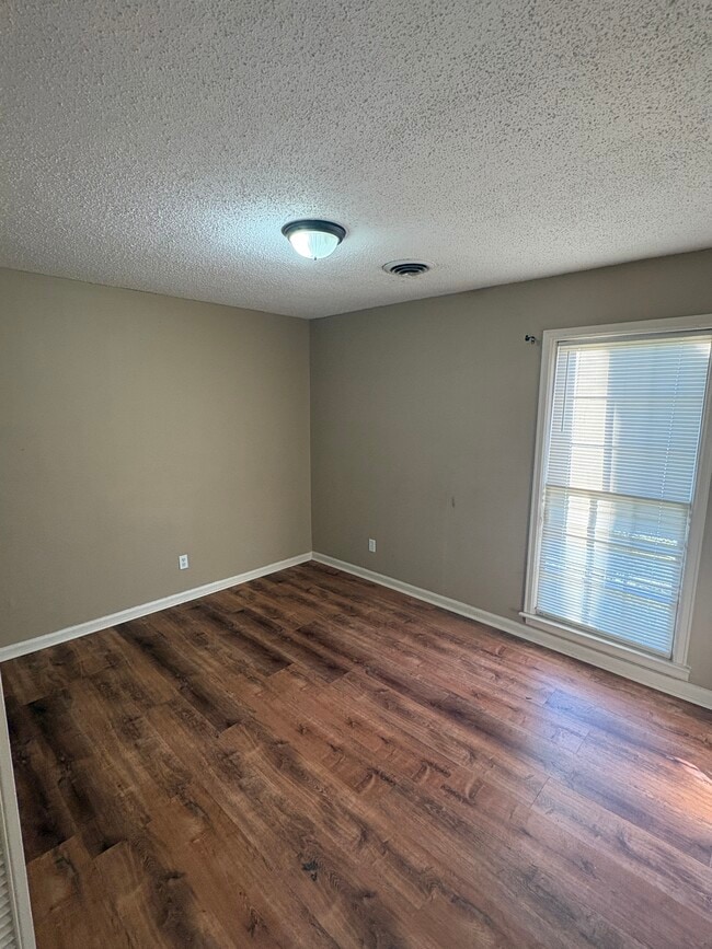 Building Photo - 5852 Roxboro Dr