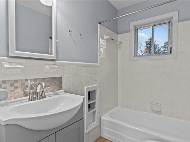 Building Photo - 302 Cedar Dr