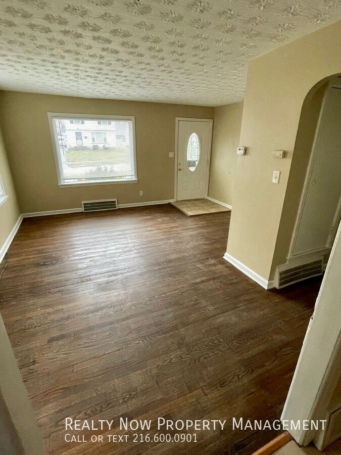 Building Photo - 5333 Hollywood Ave