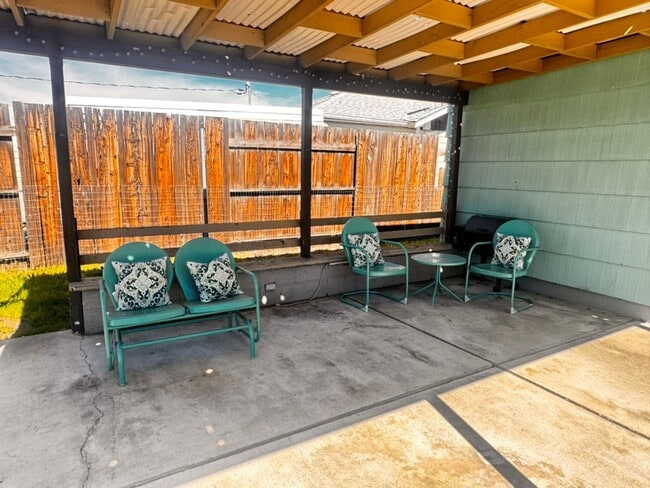 Building Photo - 3 Bedroom / 2 Bath - Ranch Style Home West Medford / Huge Back Yard!