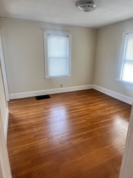 Building Photo - 8 Chapin St