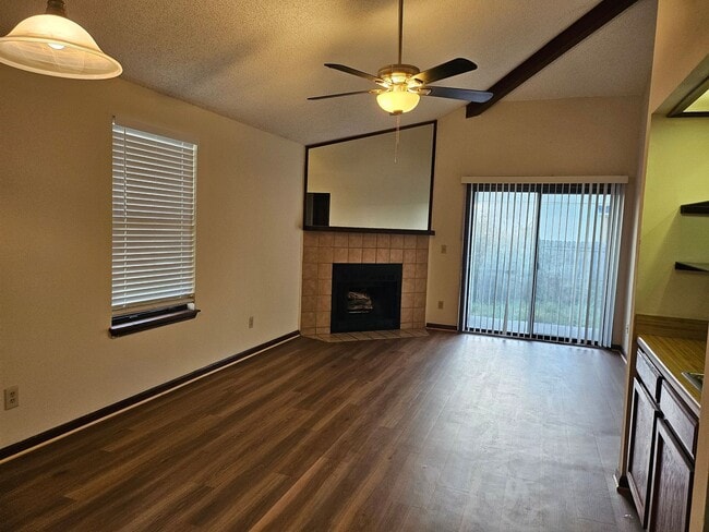 Building Photo - $1150 - 2/2 -Jefferson Square - Updated Unit!