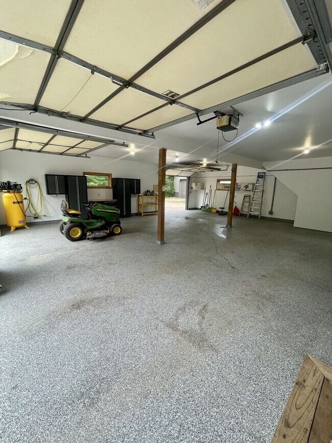 Building Photo - Spacious country Home on 13 acres