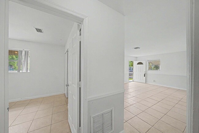 Building Photo - 301 SE 21st Ave