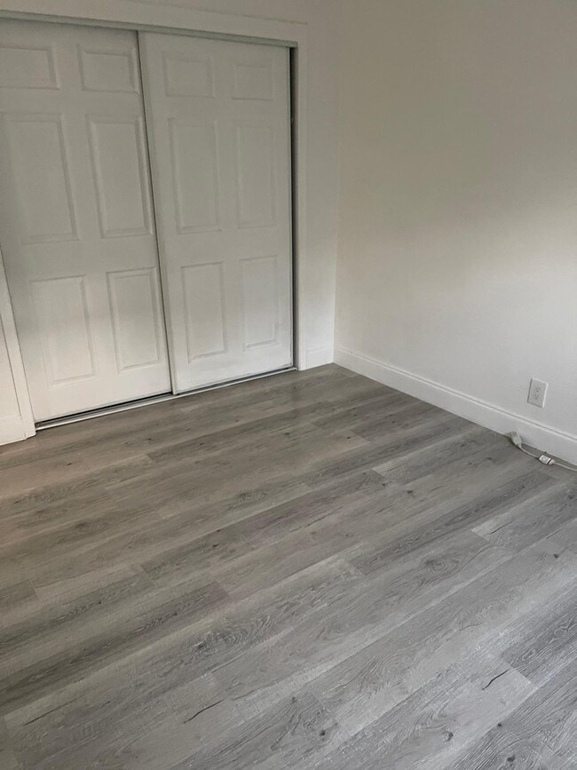 Building Photo - 1245 W 35th St