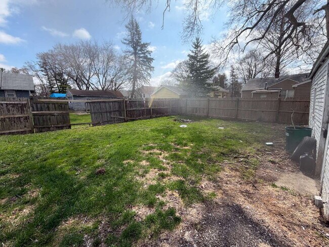 Building Photo - 2 bed, 1 Bath: Updated Inside!