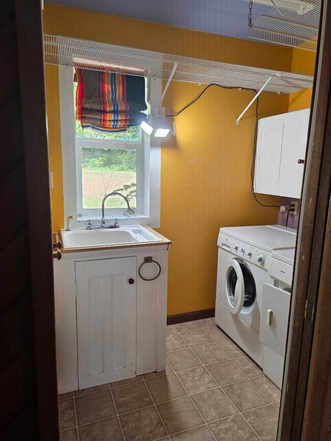 Building Photo - 4 Bedroom Upstairs Unit in a Country Setting