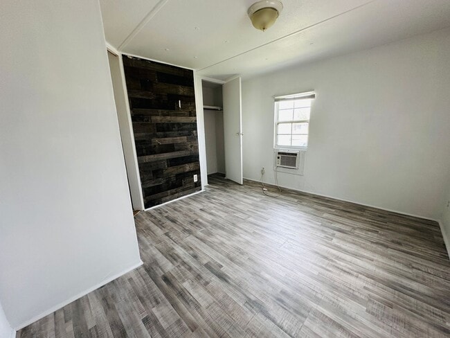 Building Photo - 2 Bed 1.5 Bath, Minutes from Tarpon Springs