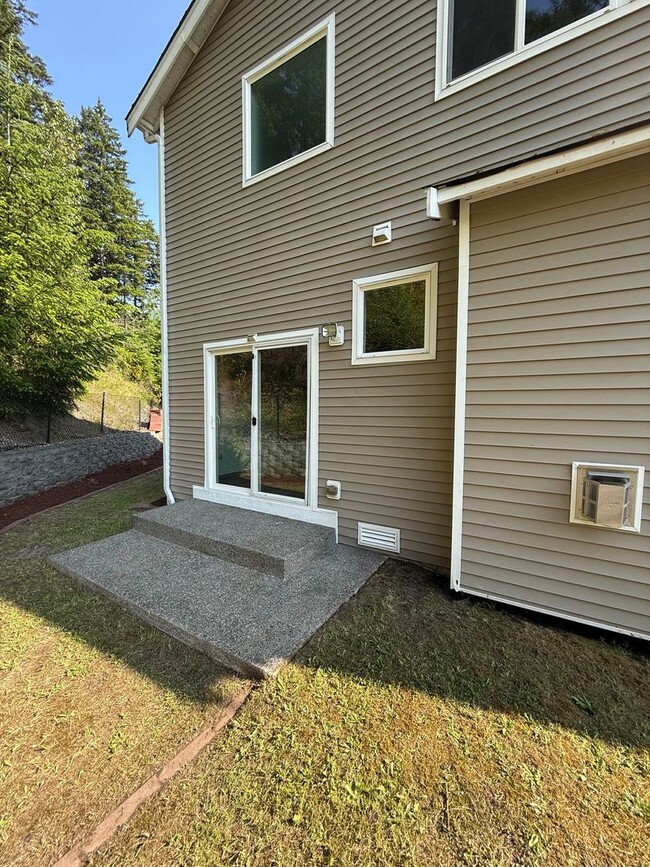Building Photo - 5 bedroom spanaway home!