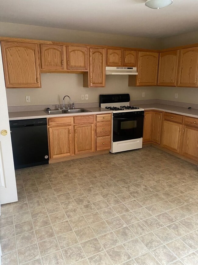 Building Photo - Three Bedroom Townhouse