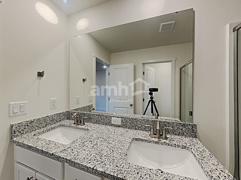 Building Photo - 33030 Lookout Ln