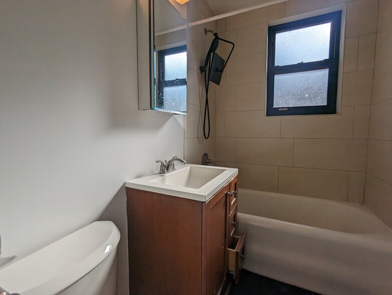 Building Photo - 4040 N Ashland Ave