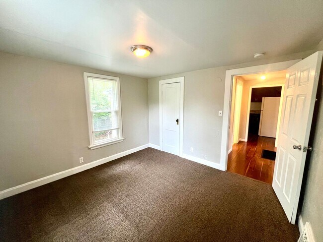 Building Photo - Charming 2 Bedroom, 1 Bath Home - Presente...