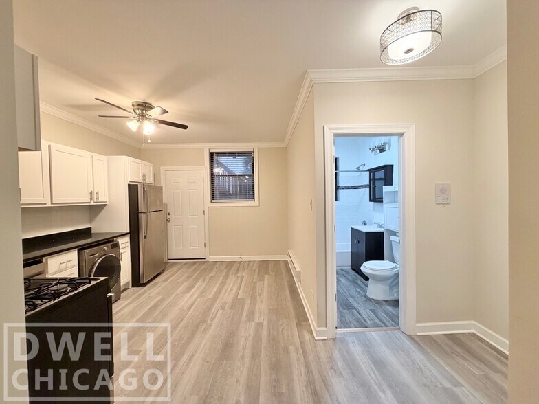 Building Photo - 710 W Roscoe St