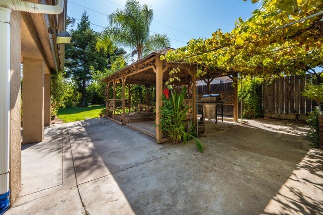 Building Photo - 5742 W Palo Alto Ave