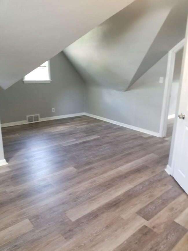 Building Photo - 3 Bdr Large Single Family House in a Nice ...