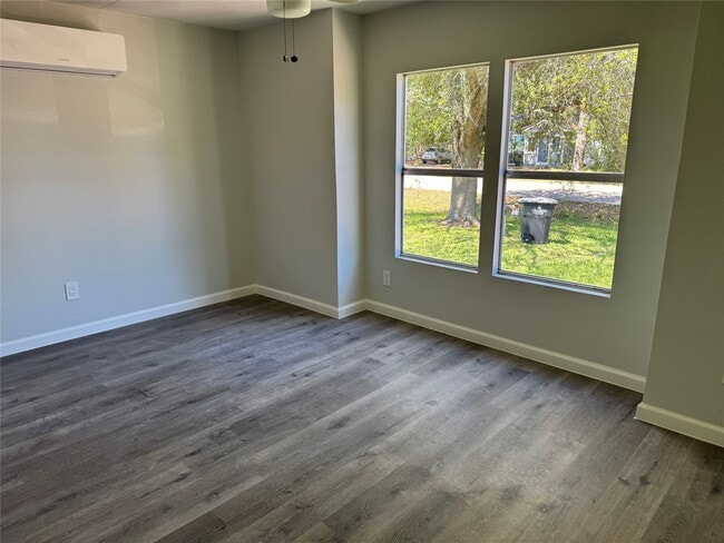 Building Photo - 1915 W Sealy St