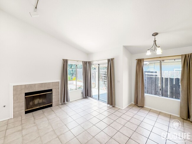 Building Photo - Cozy Escondido 3BR/2BA with A/C, large bac...