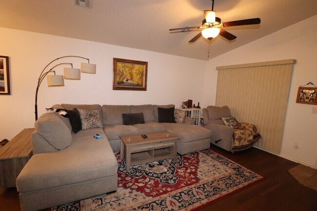 Building Photo - Spacious Home for Rent!