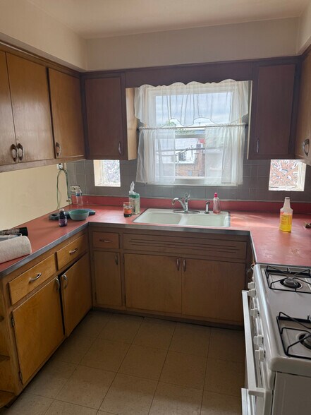 Building Photo - 5615 N Kimball Ave