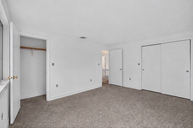 Building Photo - 74 Loomis St