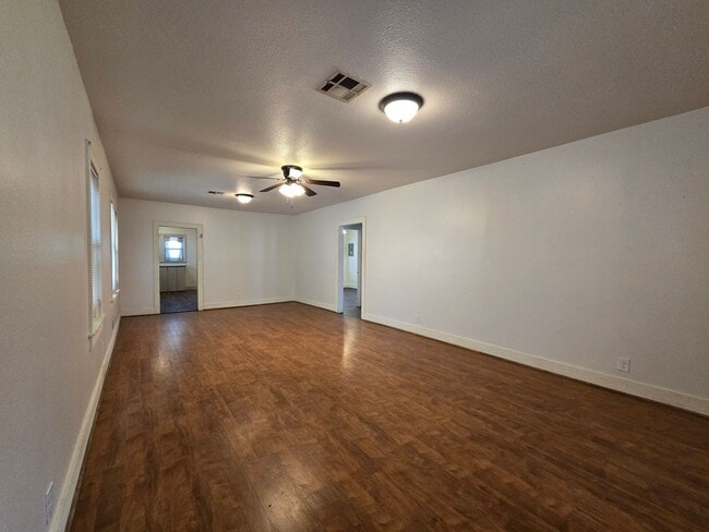 Building Photo - 617 N Bonita Ave