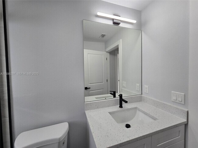 Building Photo - 1605 W 11th St