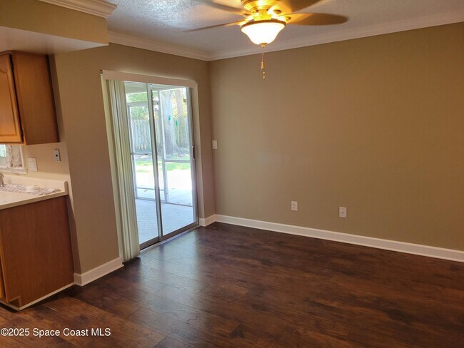 Building Photo - 245 Harbour Dr E