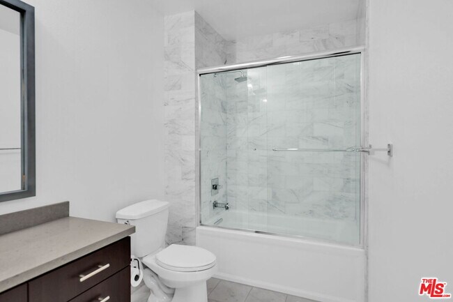 Building Photo - 4211 Redwood Ave