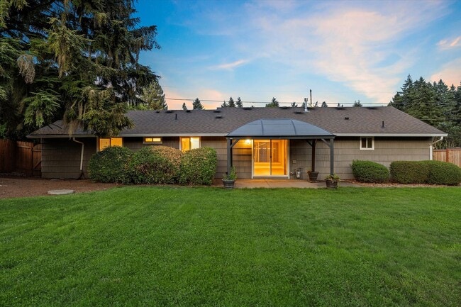 Building Photo - Live in One of Lake Oswego's Most Convenie...