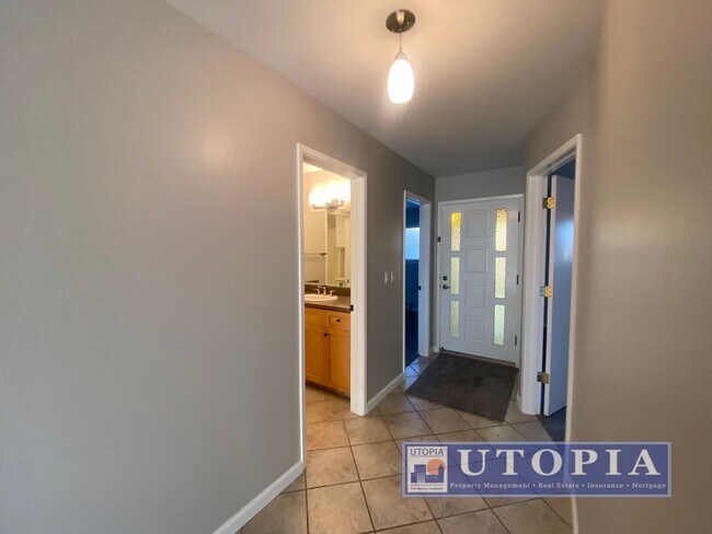 Building Photo - Ocean Views: 2Bd/2Ba + Office - Sunny, Top Floor Condo, Deck, Pool & Hot Tub