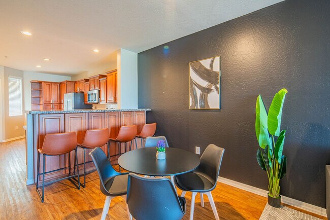 Building Photo - 1275 E University Dr