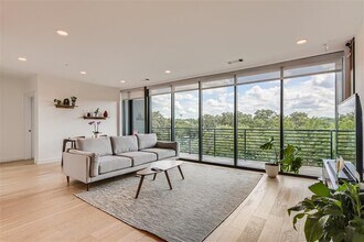 Building Photo - 900 S 1st St