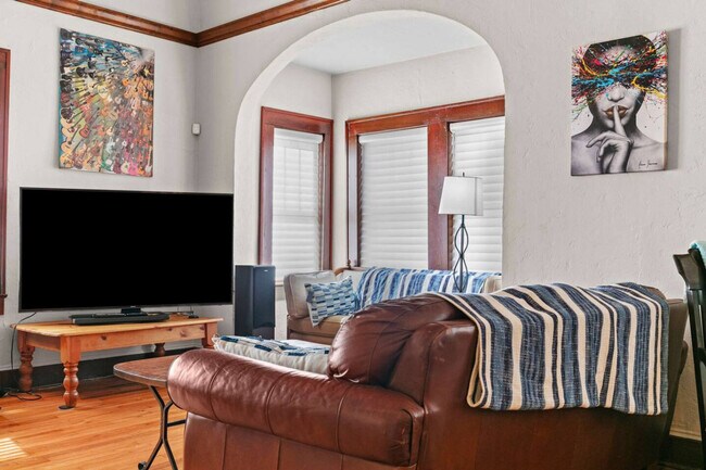 Building Photo - 204 NE 3rd Ave