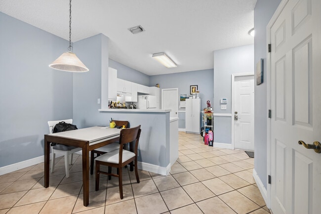 Building Photo - 2185 Salerno Cir