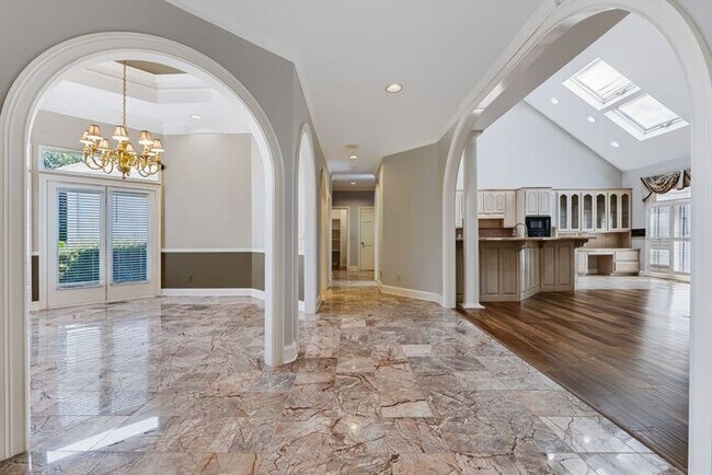 Building Photo - 6920 Oakbrook Way