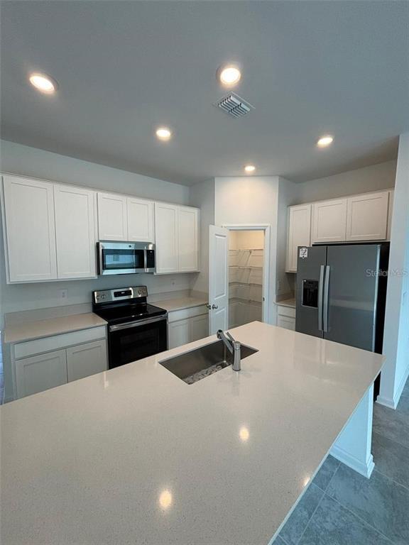 Building Photo - 828 Daring Dr