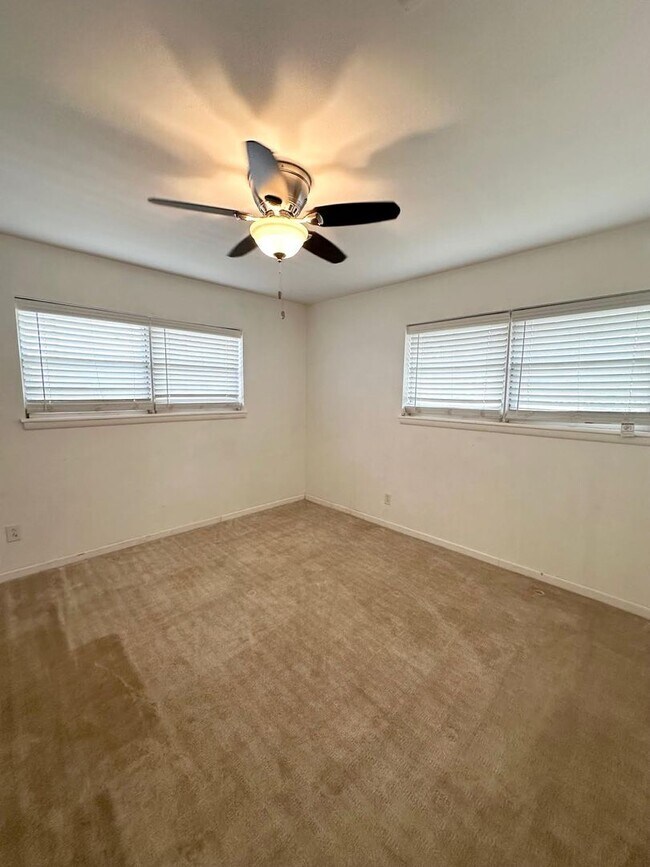 Building Photo - 3 Bedroom 2 Bathroom Ready to Rent