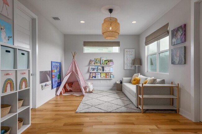 Building Photo - 7013 Boyle Dr