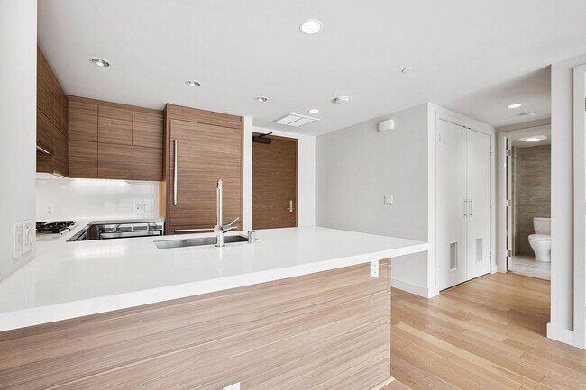 Building Photo - Stellar Denny Triangle Luxury Condo