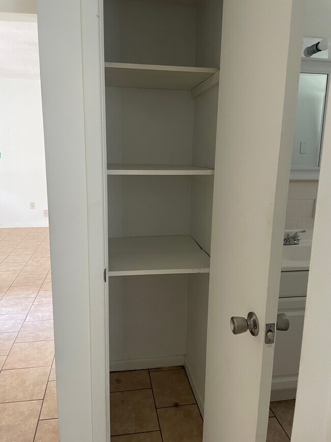 Building Photo - 728 Greenleaf Ave