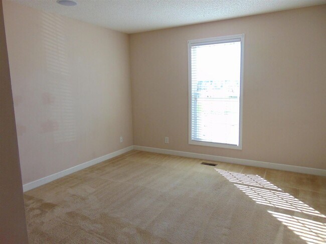 Building Photo - 3 Bedroom 2 Bathroom Home!