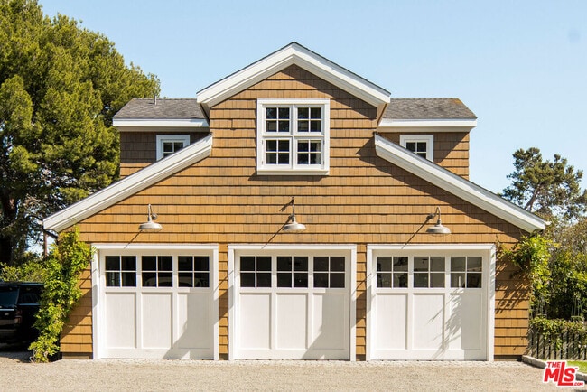 Building Photo - 6763 Zumirez Dr