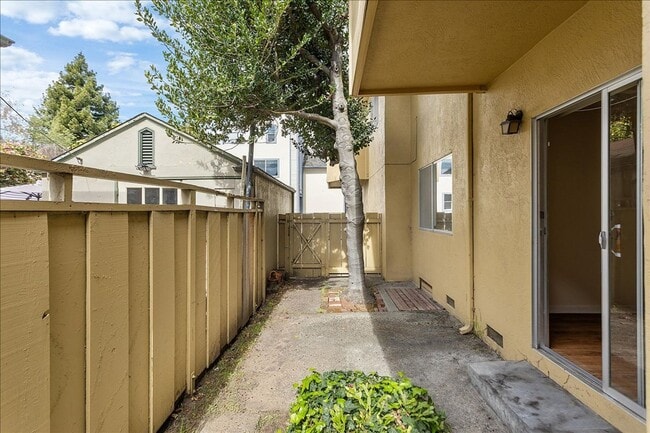 Building Photo - 1501 Verdi St