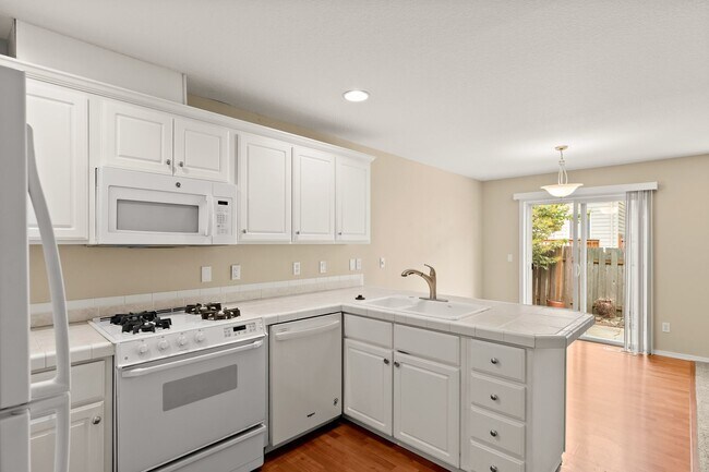Building Photo - MUST SEE!!! This well-maintained 3 bedroom, 2.5 bath Townhouse