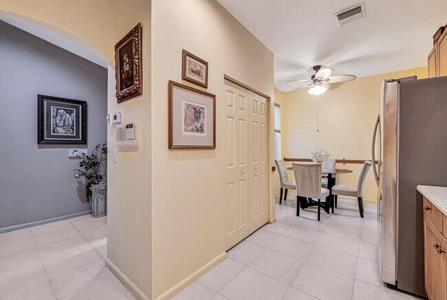 Building Photo - 9795 Crescent View Dr S