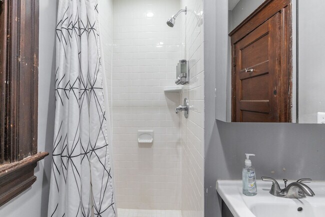 Building Photo - 1308 Potomac Ave SE